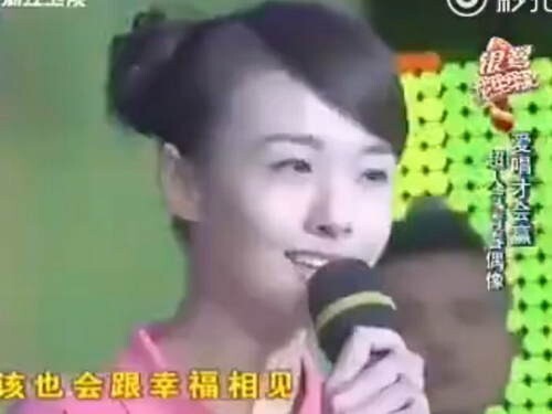 郑爽旧时上台表演歌曲的视频被网友扒出了? 郑爽旧时上台表演歌曲的视频被网友扒出了?