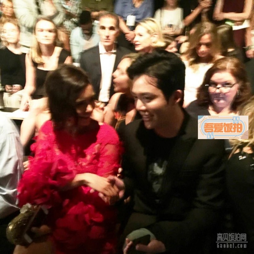 李云迪与吸血鬼日记女主角Nina Dobreva握手互动 李云迪与吸血鬼日记女主角Nina Dobreva握手互动