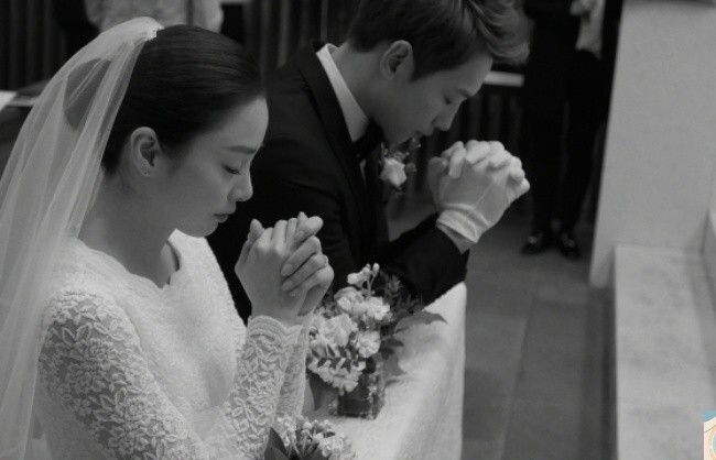 某PS网站通过金泰希和Rain的相片合成出了两人宝宝的照片