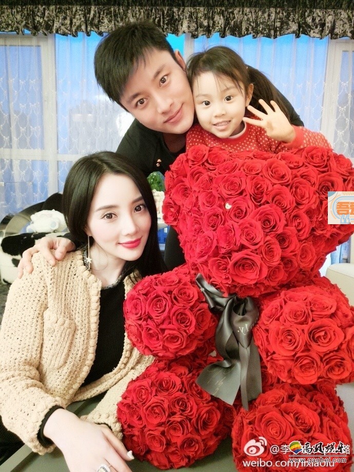 李小璐贾乃亮甜馨一家三口一起过情人节 李小璐贾乃亮甜馨一家三口一起过情人节