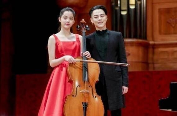 欧阳娜娜和钢琴家江天霖举行“相信爱”慈善音乐会 欧阳娜娜和钢琴家江天霖举行“相信爱”慈善音乐会