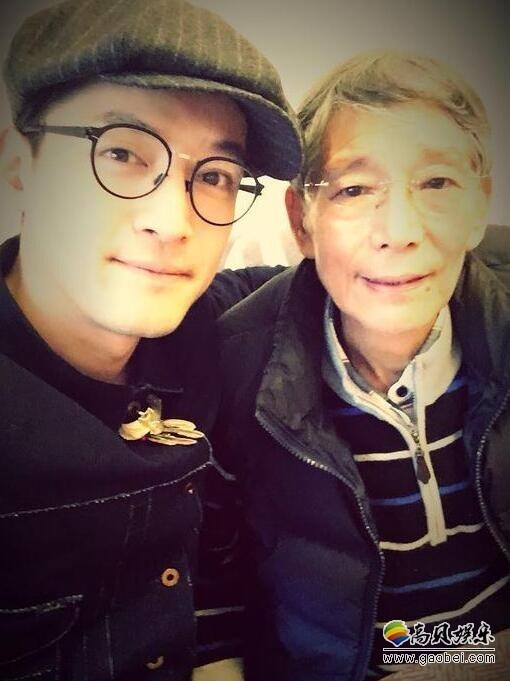 2月14日晚胡歌在微博晒出一张录音室的照片 2月14日晚胡歌在微博晒出一张录音室的照片