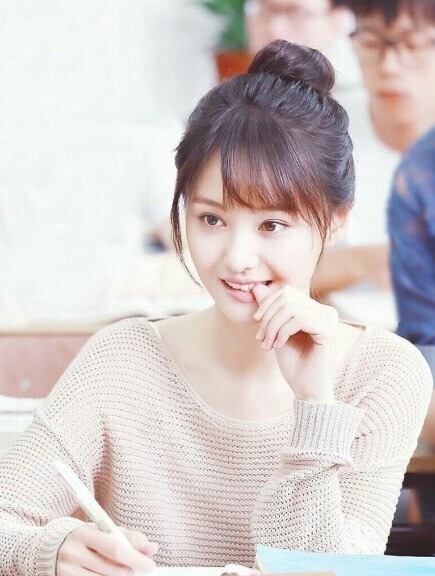 郑爽近日现身街头散步,嘴里叼着一支烟 郑爽近日现身街头散步,嘴里叼着一支烟