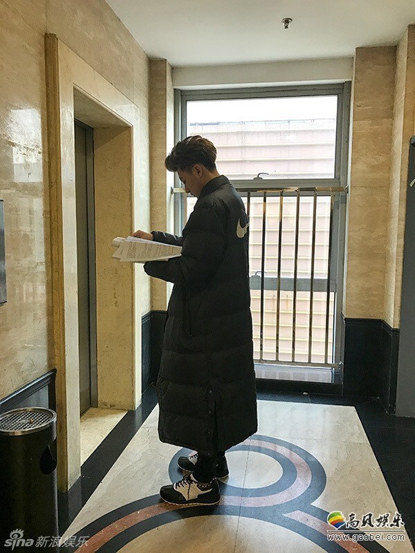 一组黄子韬拍摄电视剧期间的花絮照曝光