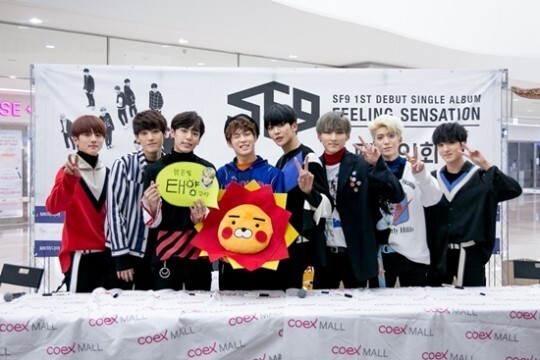 男团SF9携出道专辑《Feeling Sensation》举办丝签名会