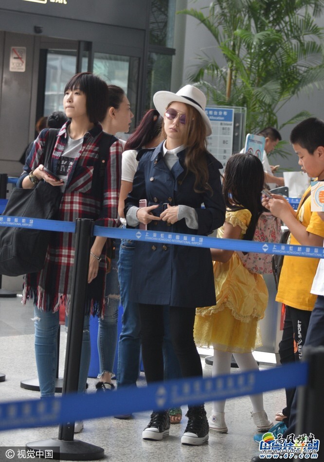 昆凌与工作人员一同现身机场 昆凌与工作人员一同现身机场