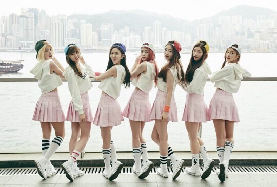 女团DIA在首尔大学路广场前举办街头公演活动 女团DIA在首尔大学路广场前举办街头公演活动