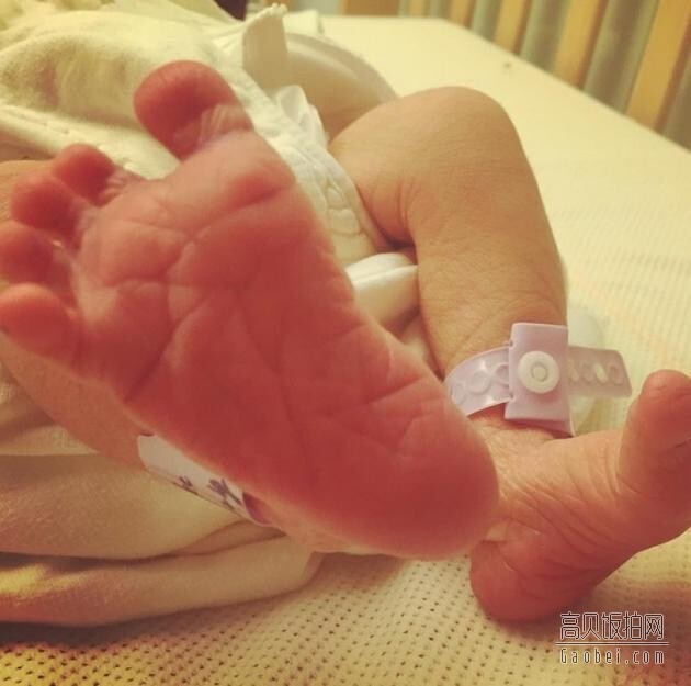 安善英诞下男婴15小时后公开了BB的脚丫照片