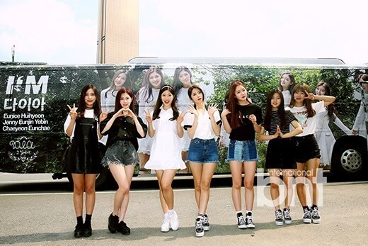 女团DIA举行街头公演 成员清纯裙装亮相 女团DIA举行街头公演 成员清纯裙装亮相