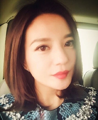 中国大陆女演员、歌手、导演赵薇个人简介