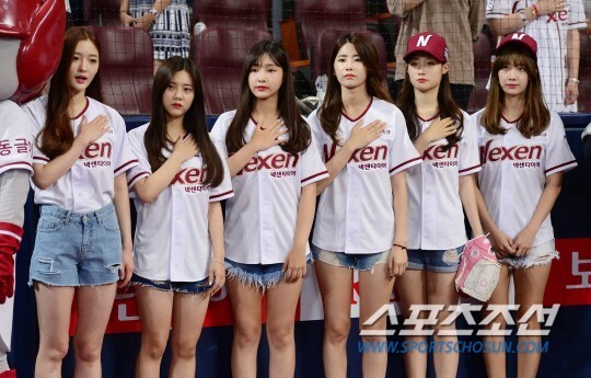 女团DIA为棒球联赛开球 并在现场表演了新曲《On The Road》。