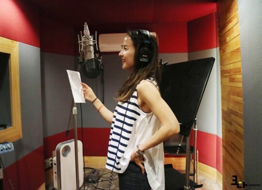演员赵如晶参与录制HOBBY的新歌旁白录音时的幕后花絮照公开