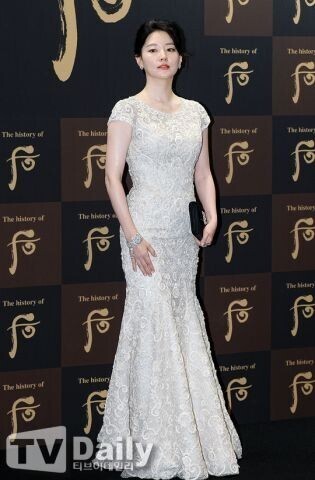 女星李英爱出席某品牌上市活动 银色礼服亮相展现气场十足的女神魅力 女星李英爱出席某品牌上市活动 银色礼服亮相展现气场十足的女神魅力