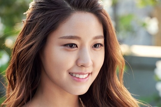 雪炫公开为韩国某时尚杂志拍摄画报时的花絮照