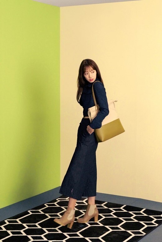 演员朴信惠为时尚品牌拍摄代言画报