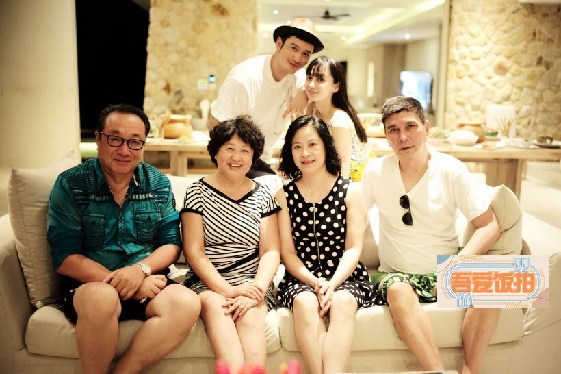 黄晓明工作室在微博晒出了黄晓明Baby的全家福