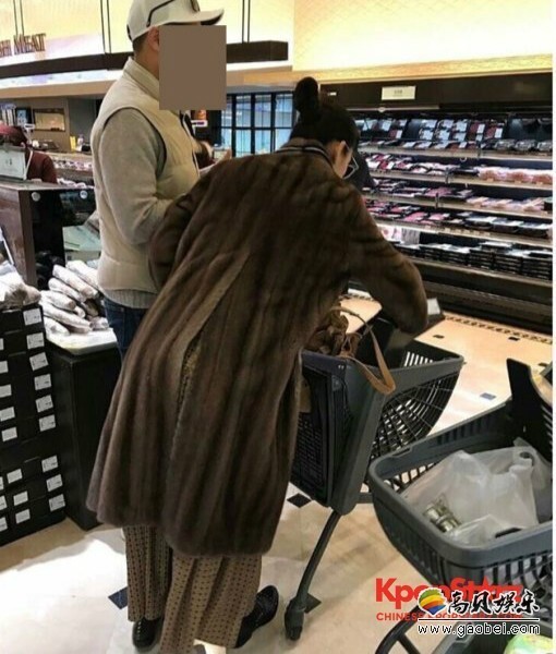 网络论坛公开了题为"在百货商场超市里购物的全智贤"的照片