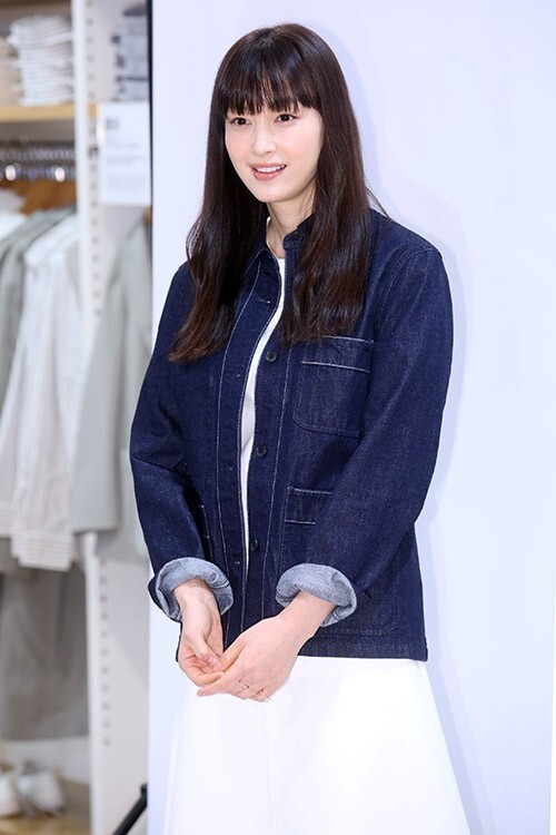 韩国演员李奈映出席了在首尔明洞举行的某服饰品牌活动