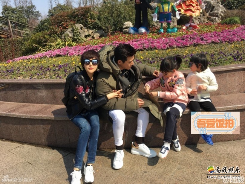 陆毅更新微博晒出一家四口在游乐园游玩的照片 陆毅更新微博晒出一家四口在游乐园游玩的照片
