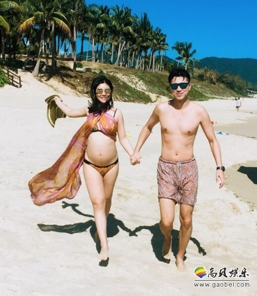 演员王雷在微博晒出两张妻子李小萌的孕肚照 演员王雷在微博晒出两张妻子李小萌的孕肚照