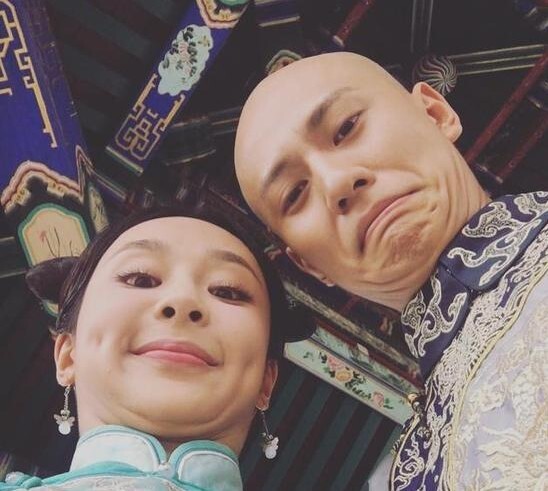 杨紫发微博晒出与秦俊杰搞怪合照称“情人节快乐！”