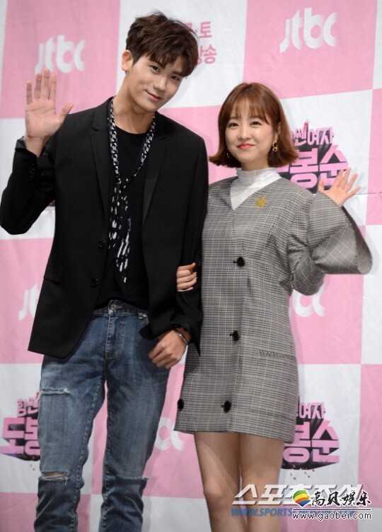 朴宝英、朴炯植和张熙轸分别排名第1名至第3名 朴宝英、朴炯植和张熙轸分别排名第1名至第3名