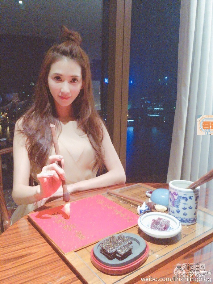 大美女林志玲中秋吃巧克力毛笔