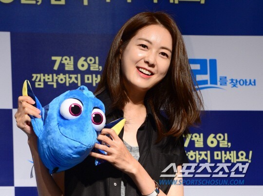 2EN1成员sandara等出席了动画片《海底总动员2》特别活动