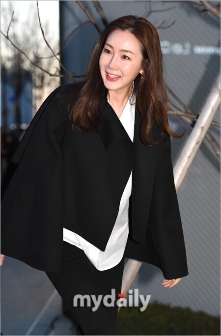 崔智友等艺人在首尔清潭洞参加了某服装品牌举行的宣传活动