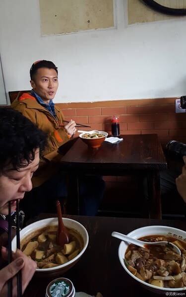 有网友偶遇谢霆锋在北京北新桥吃卤煮