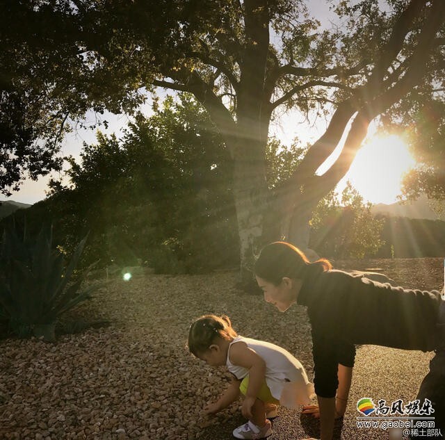 章子怡在微博上传了一组与女儿醒醒在路边玩石子的照片 章子怡在微博上传了一组与女儿醒醒在路边玩石子的照片