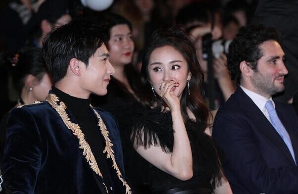 杨幂穿黑裙高开叉礼服与杨洋频频娇笑? 杨幂穿黑裙高开叉礼服与杨洋频频娇笑?