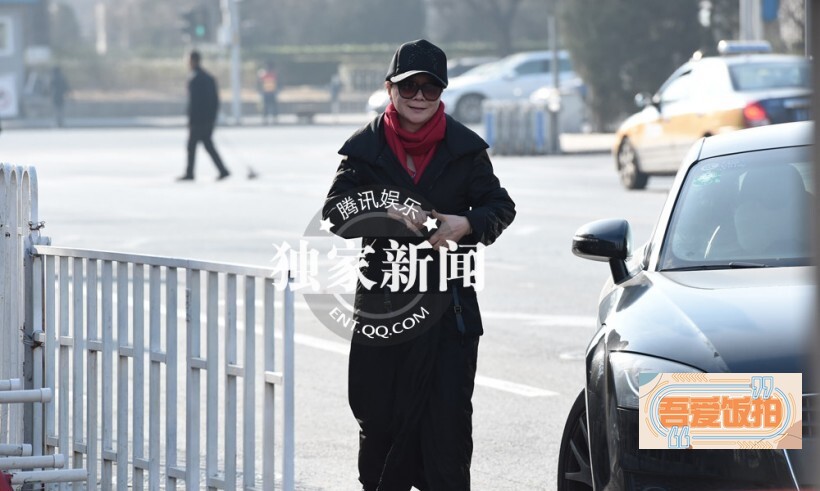 蔡明帽子和墨镜低调亮相春晚？