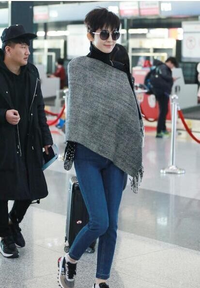 娜扎披“毯子”现身首都机场? 娜扎披“毯子”现身首都机场?