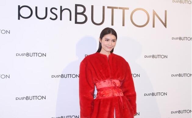 何穗大红皮草亮相似“行走的火烈鸟”吗? 何穗大红皮草亮相似“行走的火烈鸟”吗?