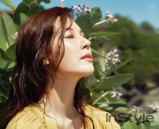 演员金荷娜结婚后首次复出拍摄画报
