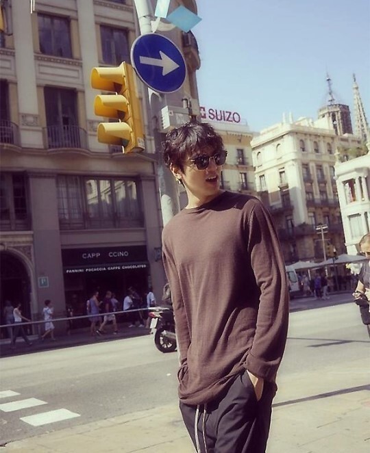 李敏镐目前正在西班牙拍摄SBS新剧《蓝色大海的传说》