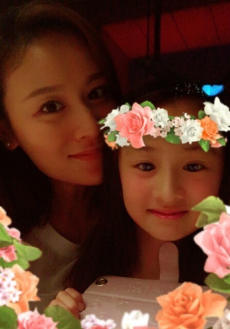 9月15日，叶一茜晒出和女儿森碟的自拍