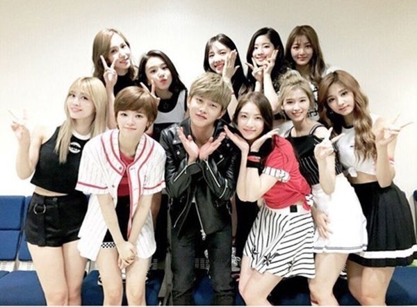 孔升妍公开了一张女团TWICE拍摄的合照