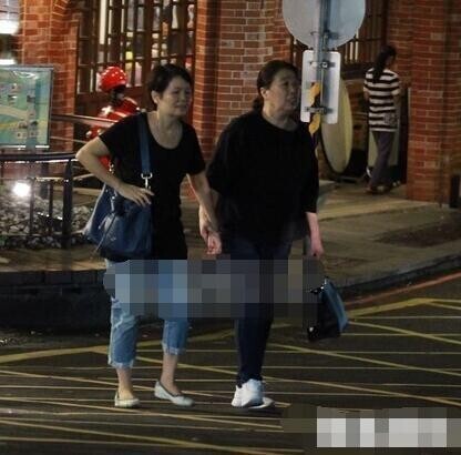 李荣浩的母亲和杨丞琳的母亲牵着手现身台湾 李荣浩的母亲和杨丞琳的母亲牵着手现身台湾