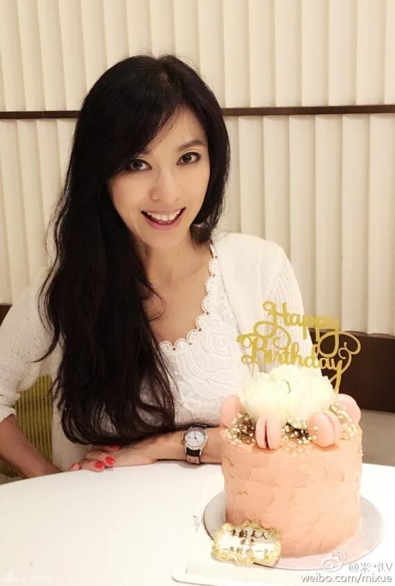 米雪晒出家人和粉丝为她庆生的照片
