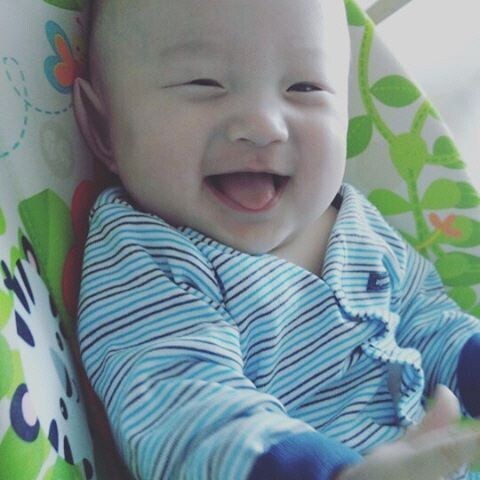 男团BEAST成员尹斗俊上传了一张自己的幼年萌照