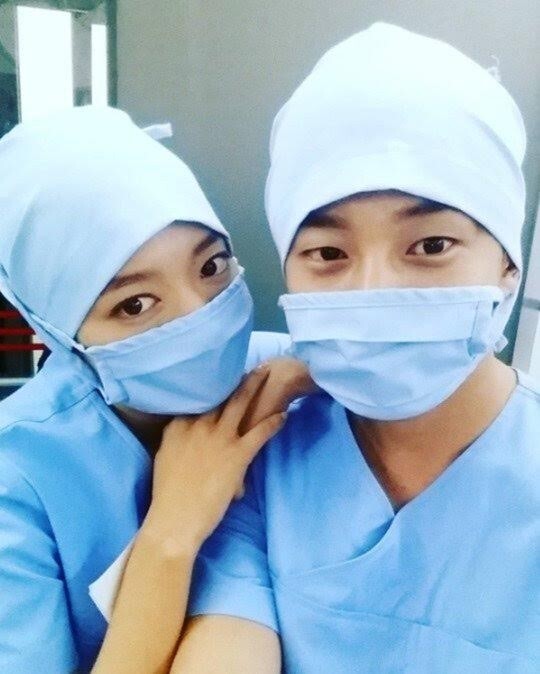 演员金玟锡公开了与《Doctors》女主角朴信惠的合影