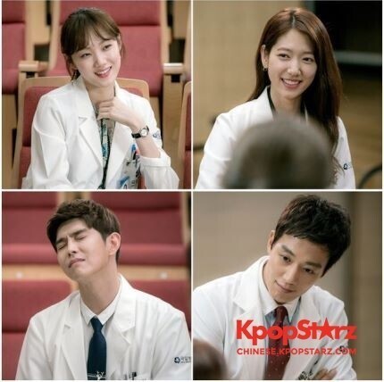 在《Doctors》剧照中,金来沅、朴信惠、尹均相、李晟京终于聚在同一位置 在《Doctors》剧照中,金来沅、朴信惠、尹均相、李晟京终于聚在同一位置
