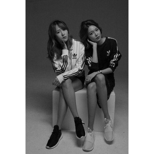 少女时代成员秀英和姐姐音乐剧演员秀珍一起拍摄了画报