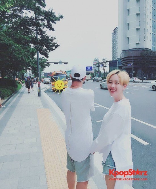 歌手星公开了与丈夫HaHa的合照 歌手星公开了与丈夫HaHa的合照