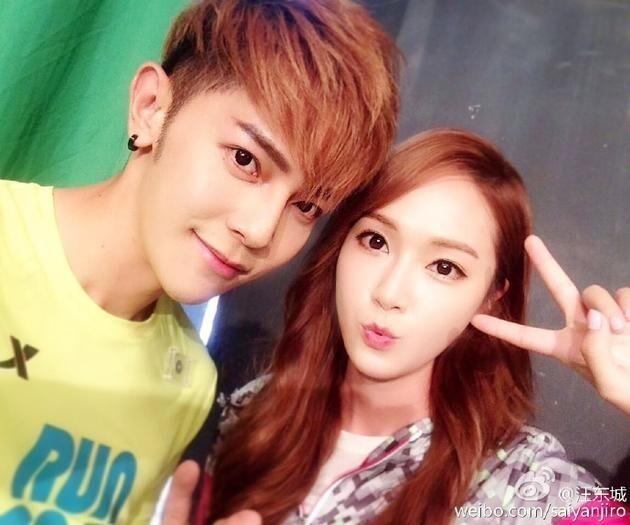 汪东城在微博晒出与郑秀妍的合照