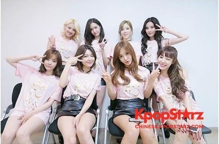 少女时代成员Tiffany于个人Instagram上传了与成员们所拍摄的合照