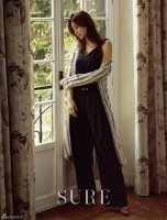 姜素拉近日受邀为某时装杂志拍摄包括封面在内的一组照片 姜素拉近日受邀为某时装杂志拍摄包括封面在内的一组照片