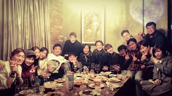 演员柳演锡发布电视剧《浪漫医生金师傅》主创们的合照 演员柳演锡发布电视剧《浪漫医生金师傅》主创们的合照